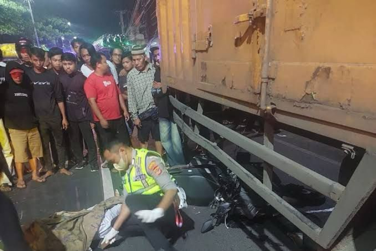Evakuasi Mahasiswi Cirebon Meninggal Setelah Tabrak Truk Mogok di Mundu