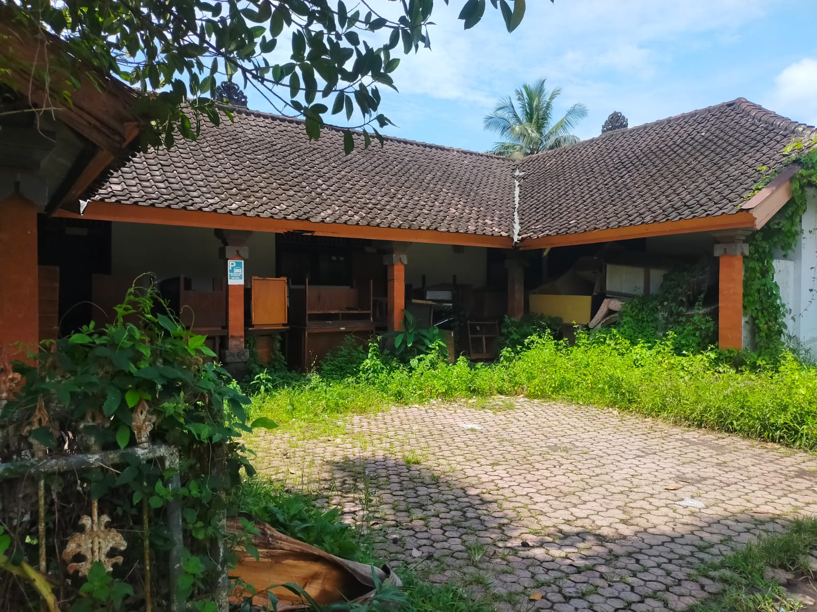 Salah rumah dinas pejabat Pemkab Bangli menjadi gudang.