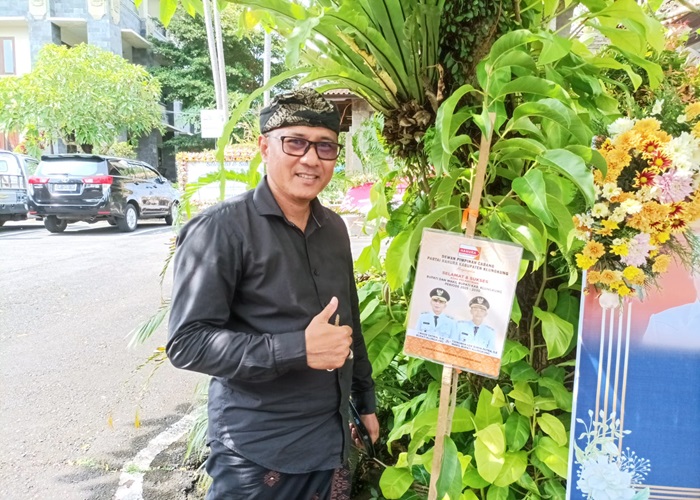 UCAPAN : Anggota DPRD Klungkung, I Wayan Buda Parwata bersama tanaman cempaka sebagai ucapan selamat.