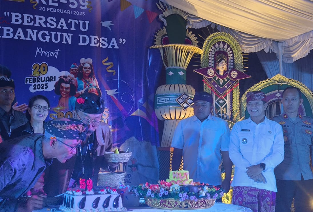 Perbekel Desa Pancasari Wayan Komiarsa tiup lilin perayaan HUT ke 59 Desa Pancasari, Kecamatan Sukasada, Buleleng, Kamis (20/2)