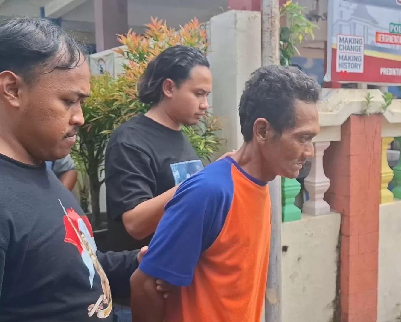 Pelaku pembunuhan dan mutilasi saat digiring ke Mapolres Jombang