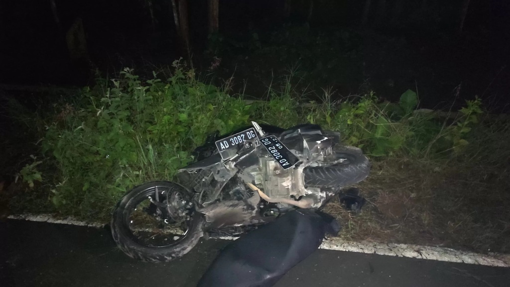 Saking kerasnya benturan, bodi Honda Vario nomor polisi AD 3082 DG melengkung hingga membentuk letter U.