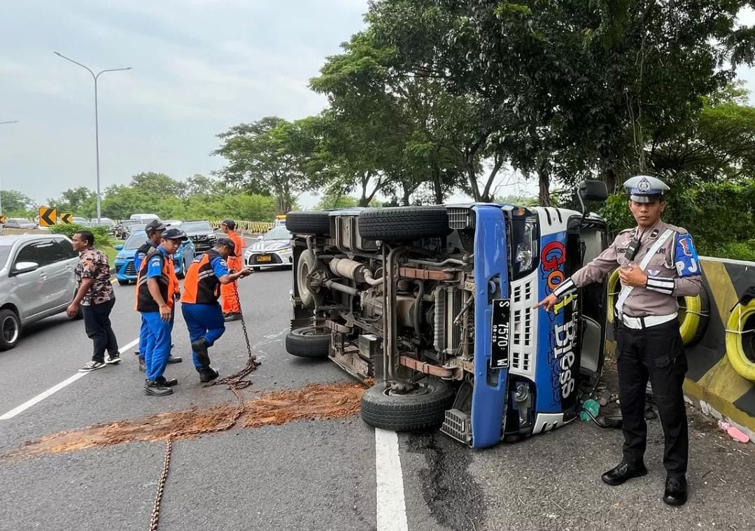 RINGSEK : Mobil Elf bermuatan 21 penumpang yang terguling di exit tol Juanda, Sidoarjo, Kamis (20/2).