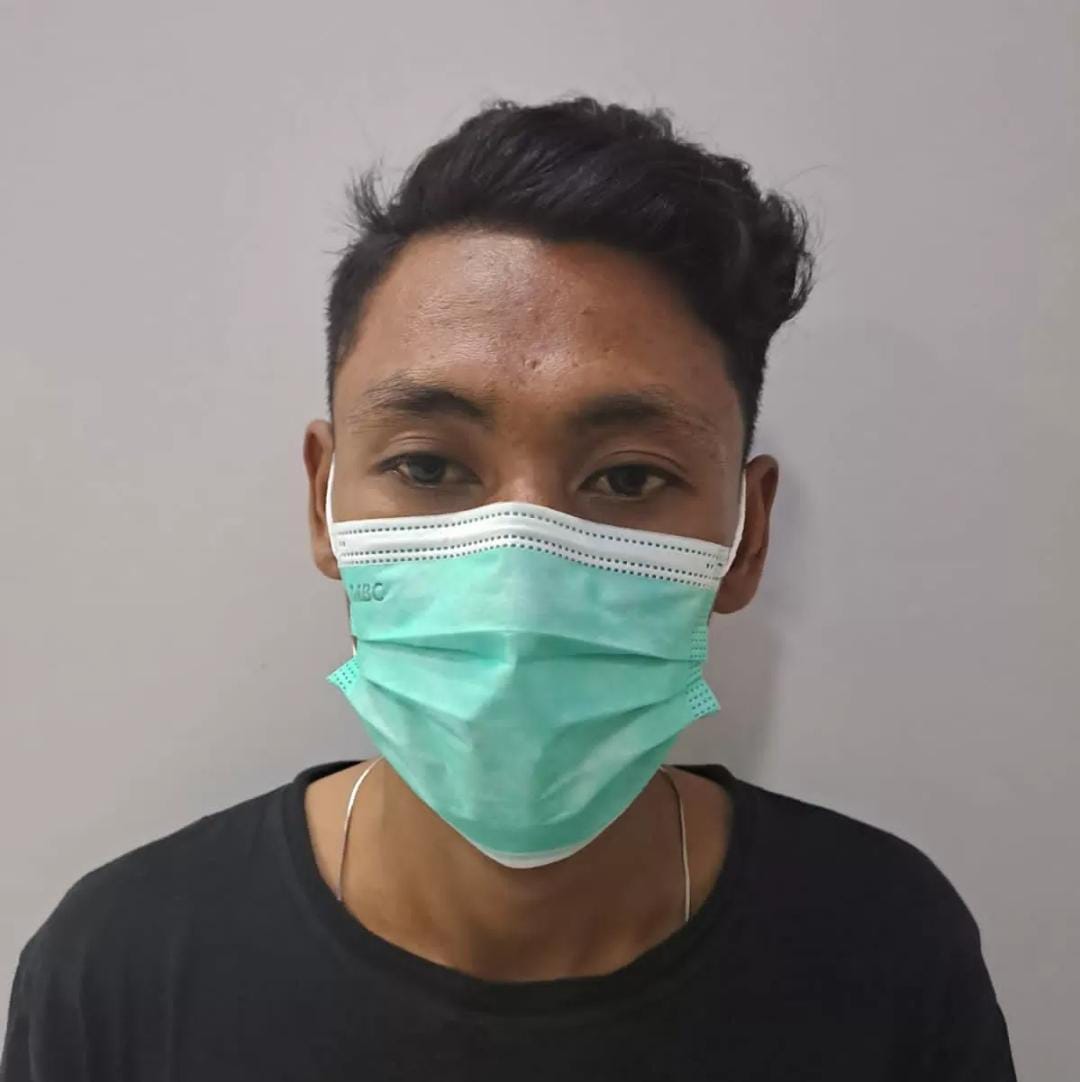 APES : Tersangka DL ditangkap Satresnarkoba Polresta Sidoarjo usai ketahuan mengambil lima butir pil ekstasi. (IST/RADAR SIDOARJO)