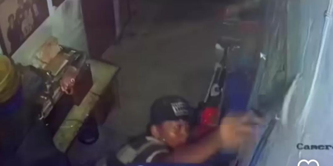 Terduga pelaku percobaan pencurian di rumah warga Jalan Sukomanunggal terekam CCTV. (IST)
