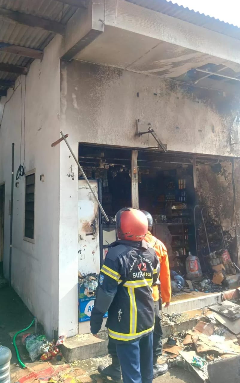 Toko yang terbakar di Siwalankerto Timur Surabaya. (IST)