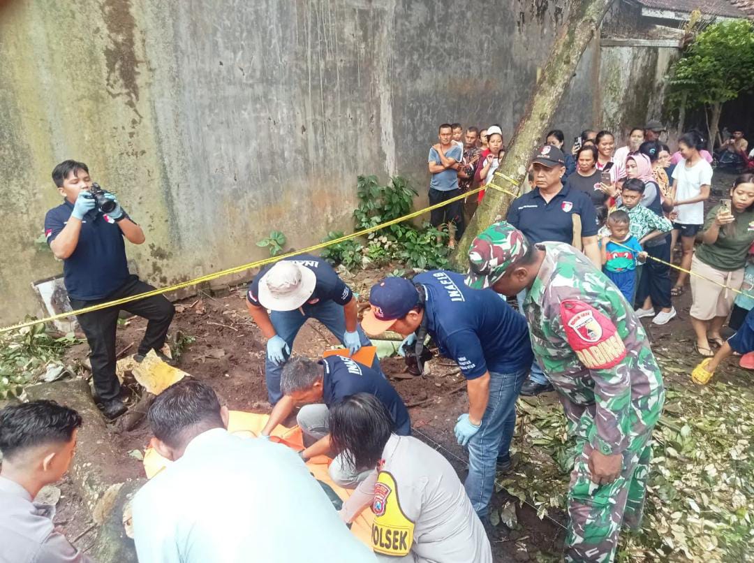 OLAH TKP: Kapolsek Ambulu Akp Latifa Andika saat mendatangi lokasi penemuan mayat bayi laki-laki didusun Krajan, Desa Pontang, Kecamatan Ambulu Kamis (20/2)