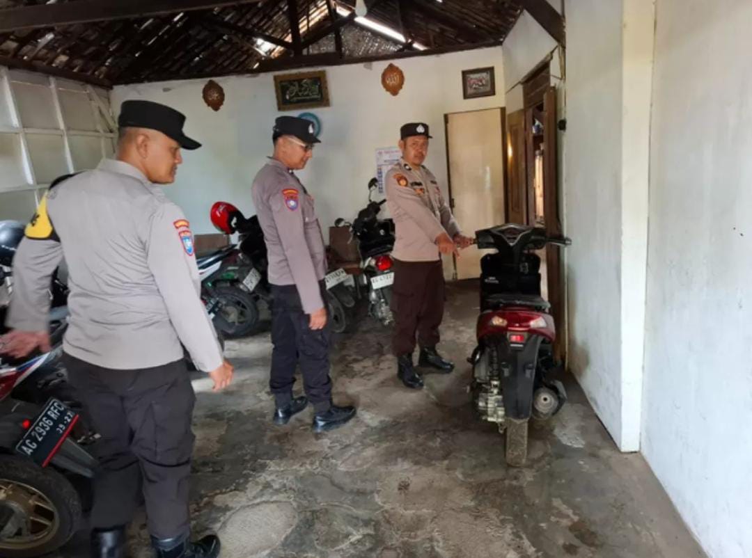 Personel Polsek Campurdarat merazia salah satu penitipan sepeda motor. (HUMAS POLRES TULUNGAGUNG)