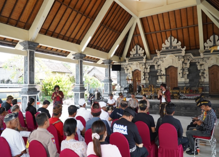 ASPIRASI : Kapolres Klungkung AKBP Alfons W.P. Letsoin, S.I.K., menggelar kegiatan Jumat Curhat di Balai Desa Adat Sema Agung, Desa Tusan, Banjarangkan, pada Jumat (21/2/2025).