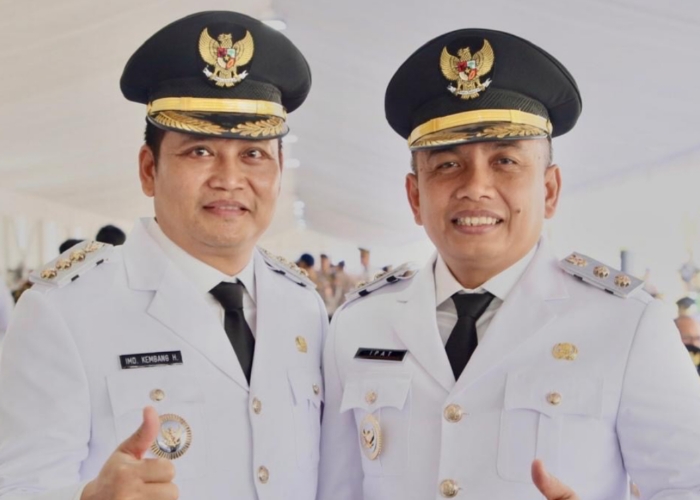 DILANTIK : Pasangan I Made Kembang Hartawan dan I Gede Ngurah Patriana Krisna usai acara pelantikan di Istana Presiden Jakarta.