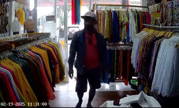 Terekam CCTV aksi pencurian HP di Pedungan