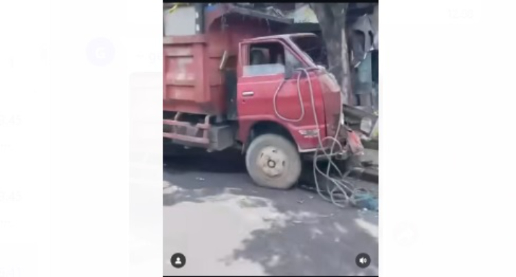 Truk sampah tabrak pohon di Dalung