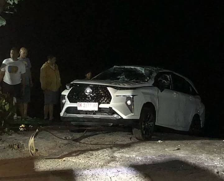 Sebuah mobil tabrak warung sebelum terjun ke Pantai Lovina