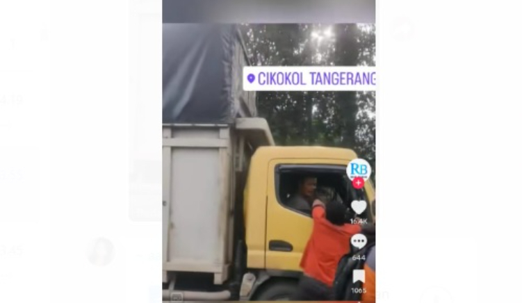 Seorang pengemudi Sigra bergelantung di truk untuk meminta pertanggungjawaban