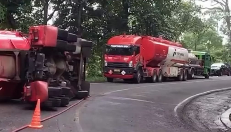 Evakuasi Truk Tangki Pertamina Terguling di Gumitir Jember