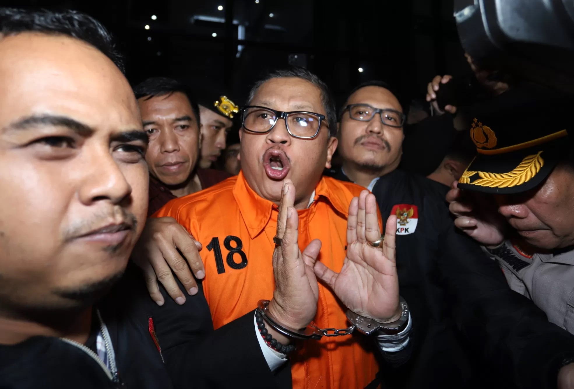 Sekjen PDI Perjuangan Hasto Kristiyanto dihadirkan dalam konferensi pers penahanan tersangka di Gedung KPK, Jakarta, Kamis (20/2/2025). (Dery Ridwansah/ JawaPos.com)
