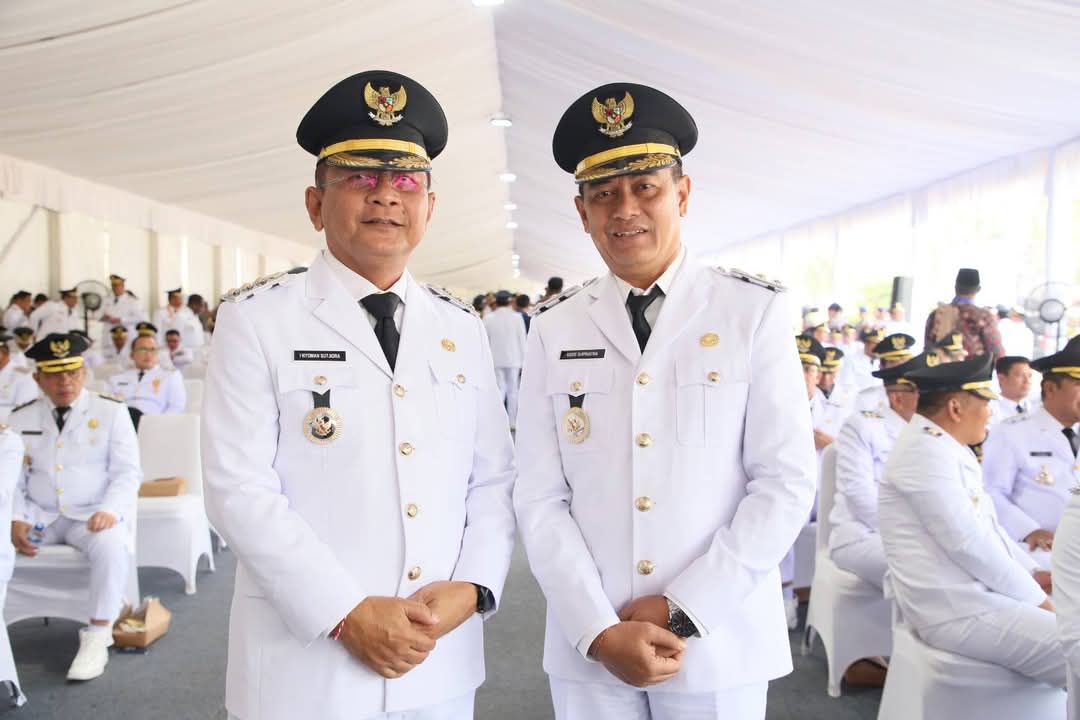 Bupati Buleleng dr. Nyoman Sutjidra bersama wakil Bupati Buleleng, Gede Supriatna, SH usai dilantik di Istana Kepresidenan Jakarta, Kamis (20/2)