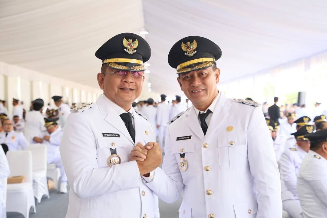 Bupati Buleleng, dr. Nyoman Sutjidra, Sp.Og bersama Wakil Bupati Gede Supriatna usai dilantik di Istana Negara Jakarta pada Kamis (20/2)