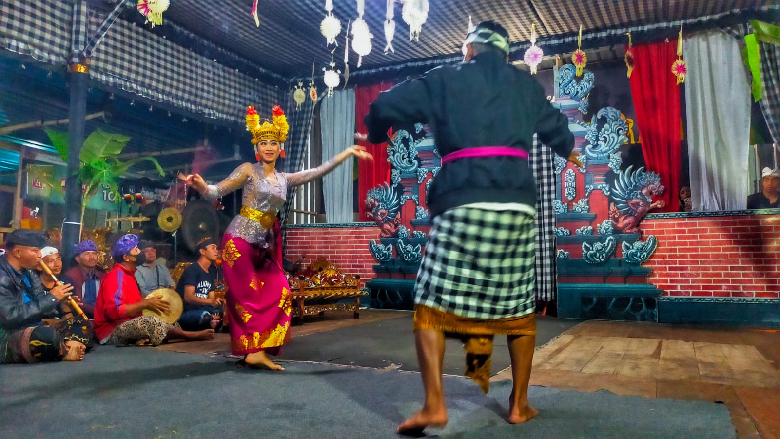 ONCANG-ONCANGAN: Pementasan yang dilakukan Sekaa Yowana Sekar Bhuana dalam tradisi Oncang-Oncangan.