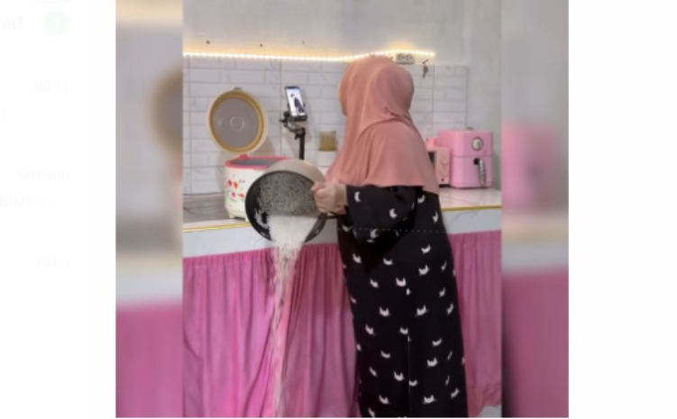 Viral emak-emak buang beras dan minyak demi konten