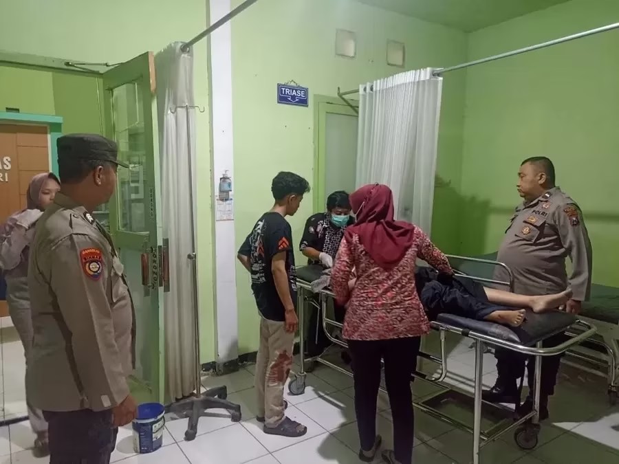 Korban meninggal kecelakaan maut di Pacitan dievakusi ke rumah sakit.