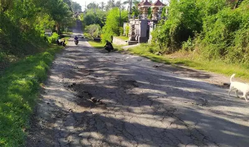 KONDISI RUSAK BERAT: Kondisi jalan di Lingkungan Awen, Kelurahan Lelateng, Jembrana.(m.basir/radar bali)