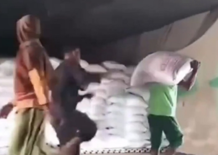 VIRAL : Cuplikan video seorang mandor menendang kuli panggul di Jambi.