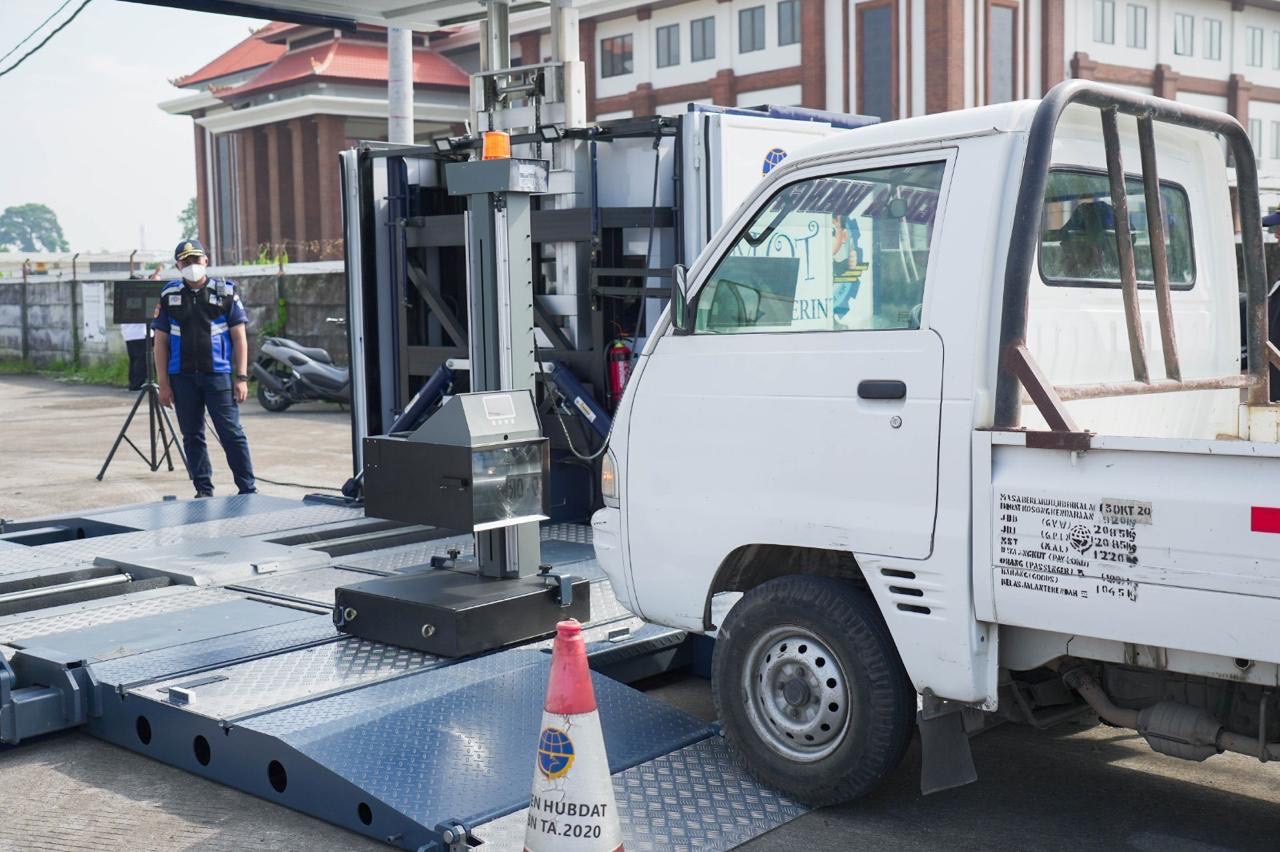 UJI: Pelaksanaan uji berkala keliling atau KIR di Parkir Timur Terminal Tipe A Mengwi, beberapa hari lalu.