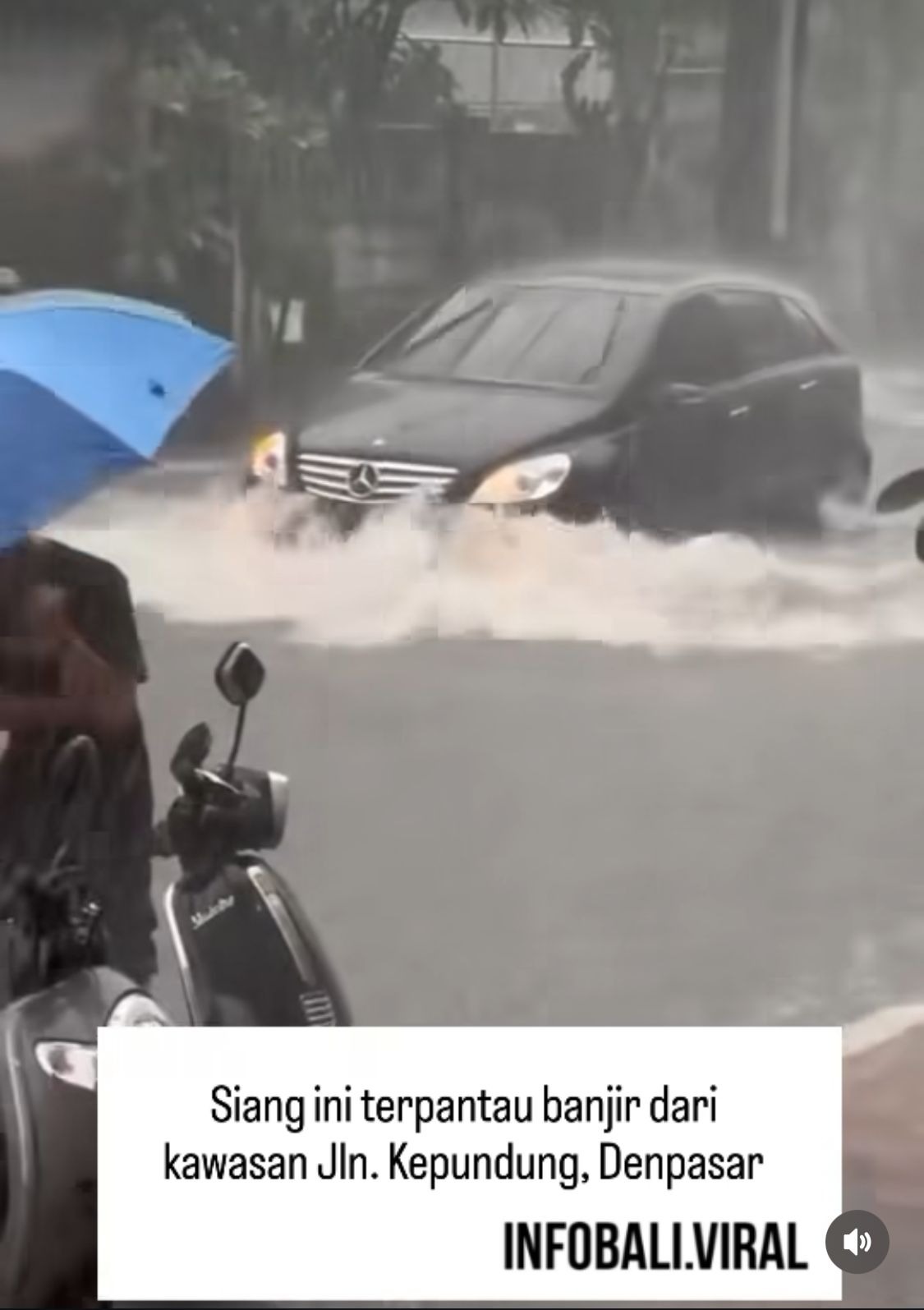 BANJIR: Banjir di kawasan Jalan Kepundung hingga membuat sejumlah kendaraan kesulitan melaju.