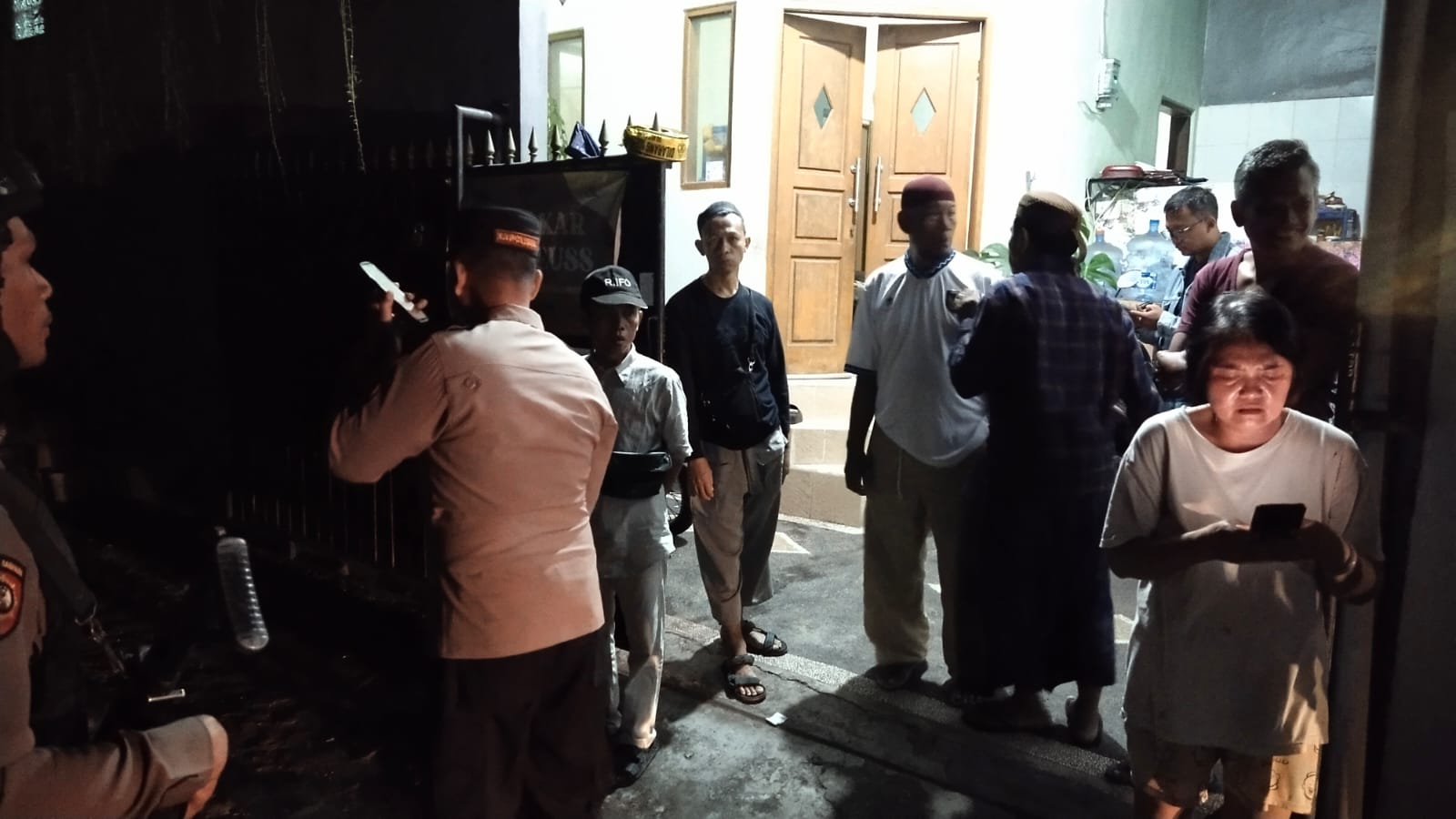 LIDIK: Kepolisian melakukan penyelidikan di rumah tempat ditemukannya seorang ibu tewas dan anaknya terluka. (Bali Express/Istimewa)