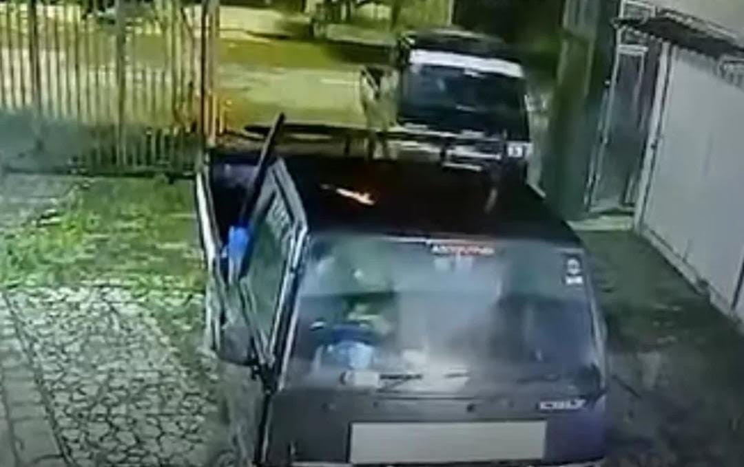 DICURI: Dua mobil pikap L 300 yang terparkir di garasi rumah raib dicuri maling, Minggu (23/2).