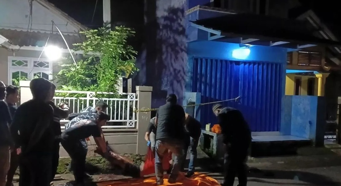 Personel Polres Sukabumi&nbsp;mengevakuasi jasad preman kampung, Samson yang tewas dihakimi massa di Sukabumi, Jumat (21/2/2025).