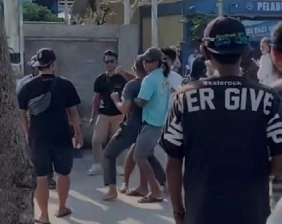 BERKELAHI: Perkelahian antar driver terjadi di Pelabuhan Banjar Nyuh, Nusa Penida. Polisi memanggil kedua pelaku yang bikin geram netizen.