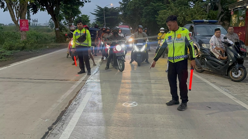 OLAH TKP : Anggota Unit Laka Satlantas Polres Gresik saat melakukan oleh TKP kecelakaan di Morowudi, di Jalan Raya Desa Morowudi, Kecamatan Cerme, Kabupaten Gresik. (Yudhi Radar Gresik)