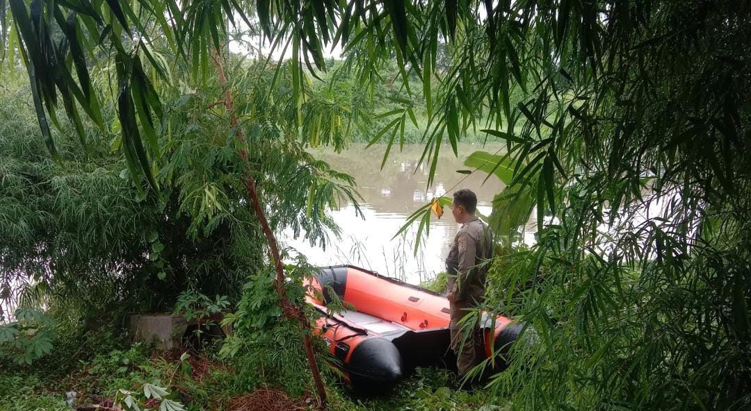 TENGGELAM: Tim gabungan dari Basarnas, BPBD, dan DPKP Kota Surabaya menyiapkan perahu karet untuk mencari gadis tenggelam di sungai Jagir kawasan Medokan Semampir, Surabaya.