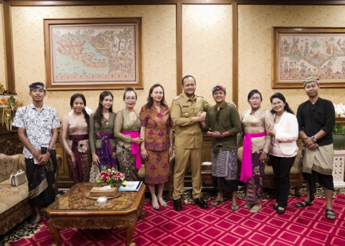 AUDIENSI: Wabup Alit Sucipta didampingi istri Ny. Yunita Alit Sucipta saat menerima audensi dua pengurus Sekaa Teruna, Senin (24/2).