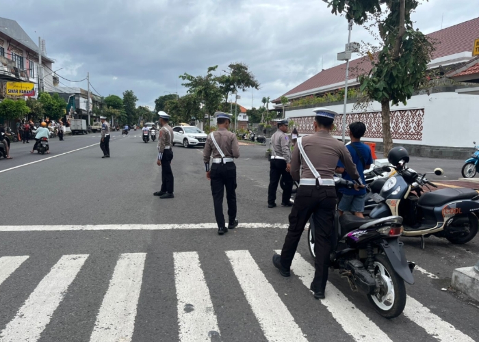 TILANG : Satlantas Polres Jembrana saat melakukan Operasi Keselamatan Agung 2025.