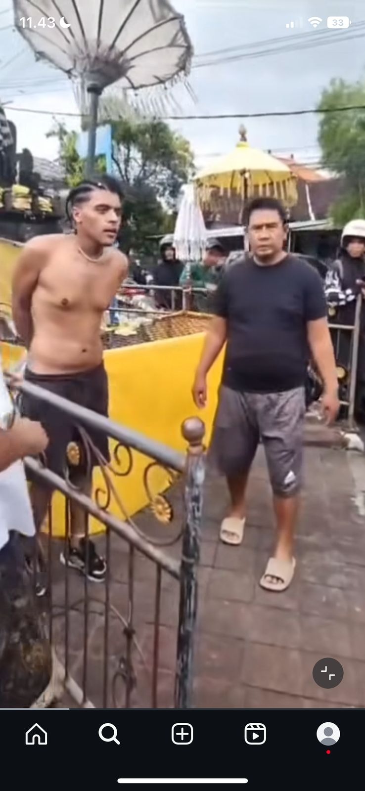 BULE MALING: Bule nekat yang masuk rumah warga dan pecahkan kaca diamankan warga.
