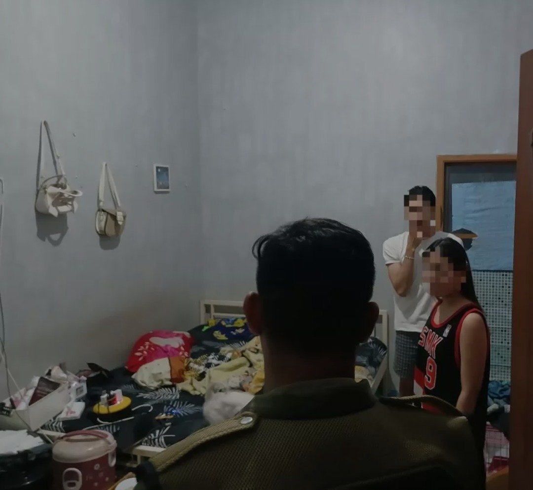 SEMPAT BERKELIT: Petugas Satpol PP Kota Mojokerto mendapati sepasang kekasih tinggal sekamar saat razia, Sabtu (22/2) malam.