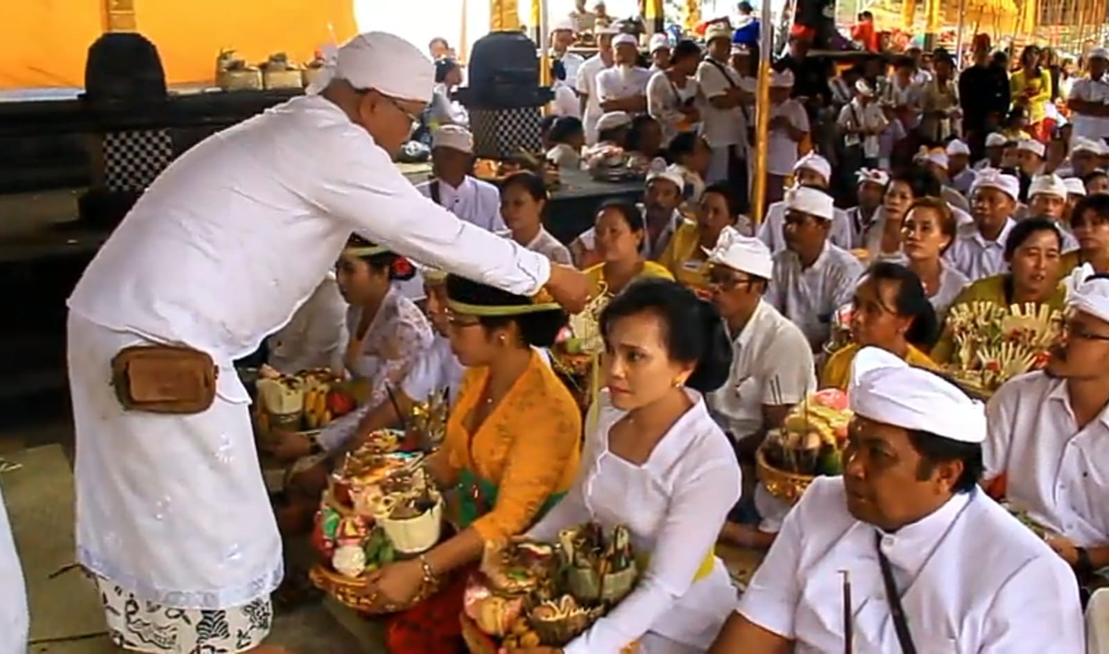 Prosesi Penerus Bakti atau mepamit yang dilaksanakan krama Gobleg dan Catur Desa serangkaian acara meayu ayu di Pura Pemulungan Agung Desa Gobleg.