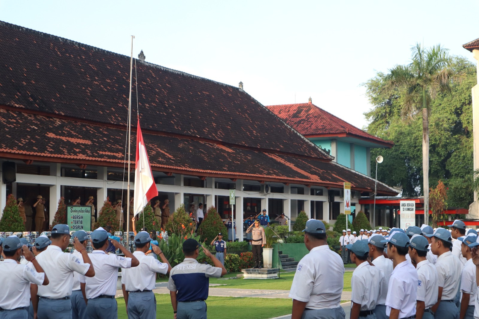 Upacara bendera di SMKN 3 Singaraja yang dipimpim oleh Kompol I NyomanMistanada.