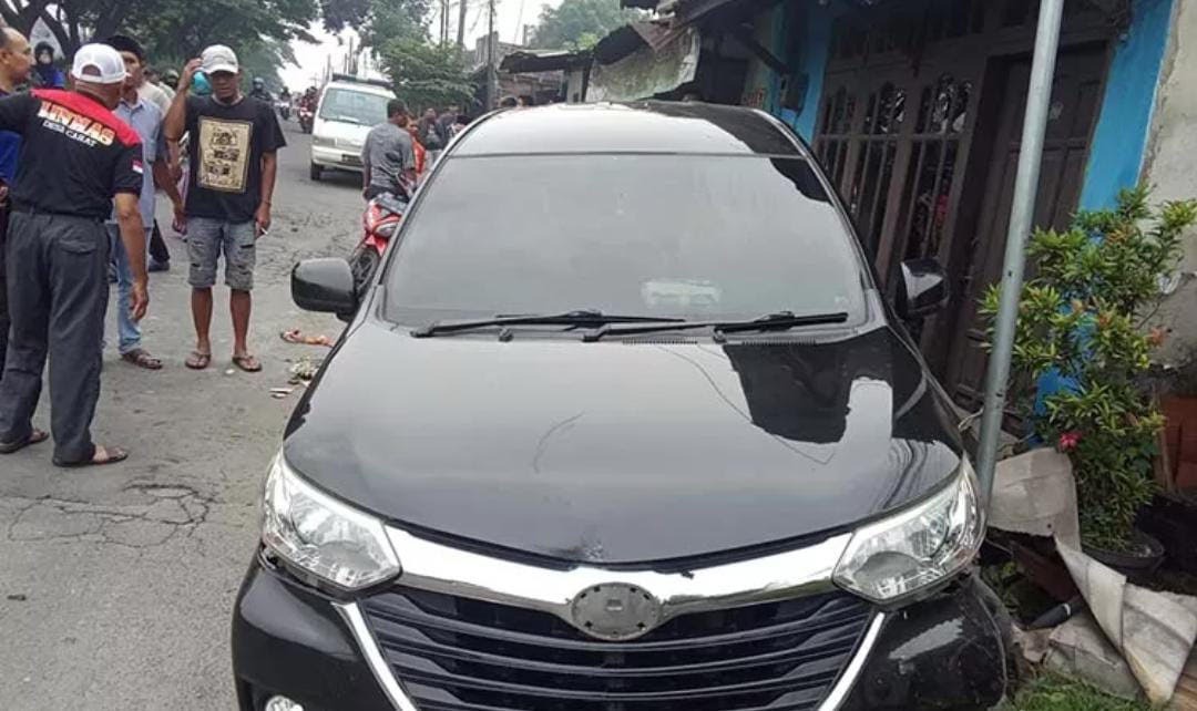 TABRAK: Kondisi Avanza usai menyasar teras rumah warga di jalur Pasuruan-Mojokerto, Minggu (23/2).