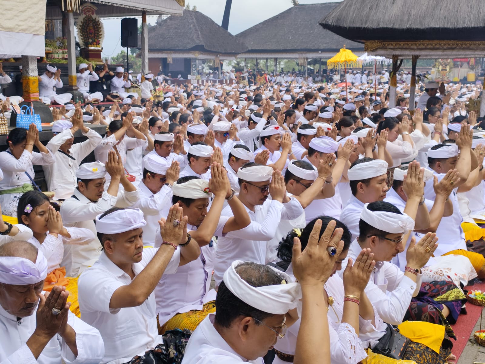 SEMBAHYANG : Sembahyang yang digelar oleh umat Hindu di Bali.