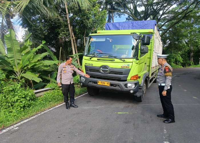 NAAS : Polisi saat melakukan olah TKP pasca kecelakaan lalu lintas.