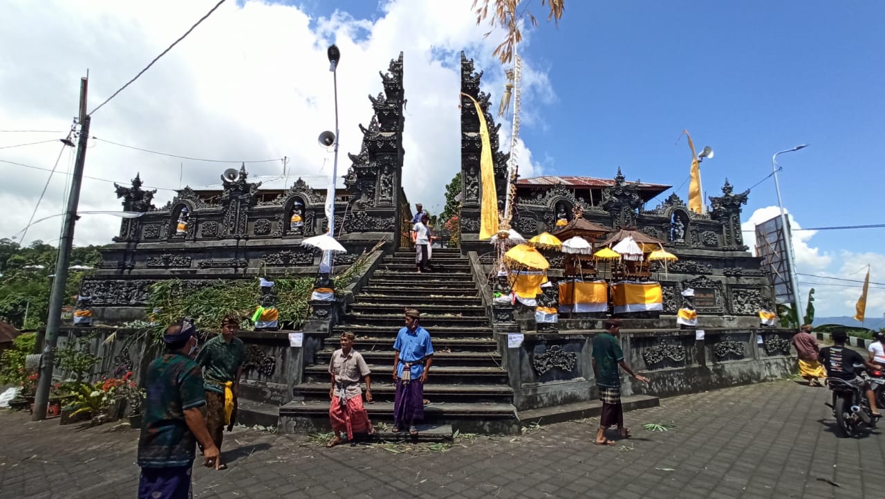 Pura Desa atau Bale Agung di Desa Sidatapa, Kecamatan Banjar sebagai tempat upcara Briyang Agung