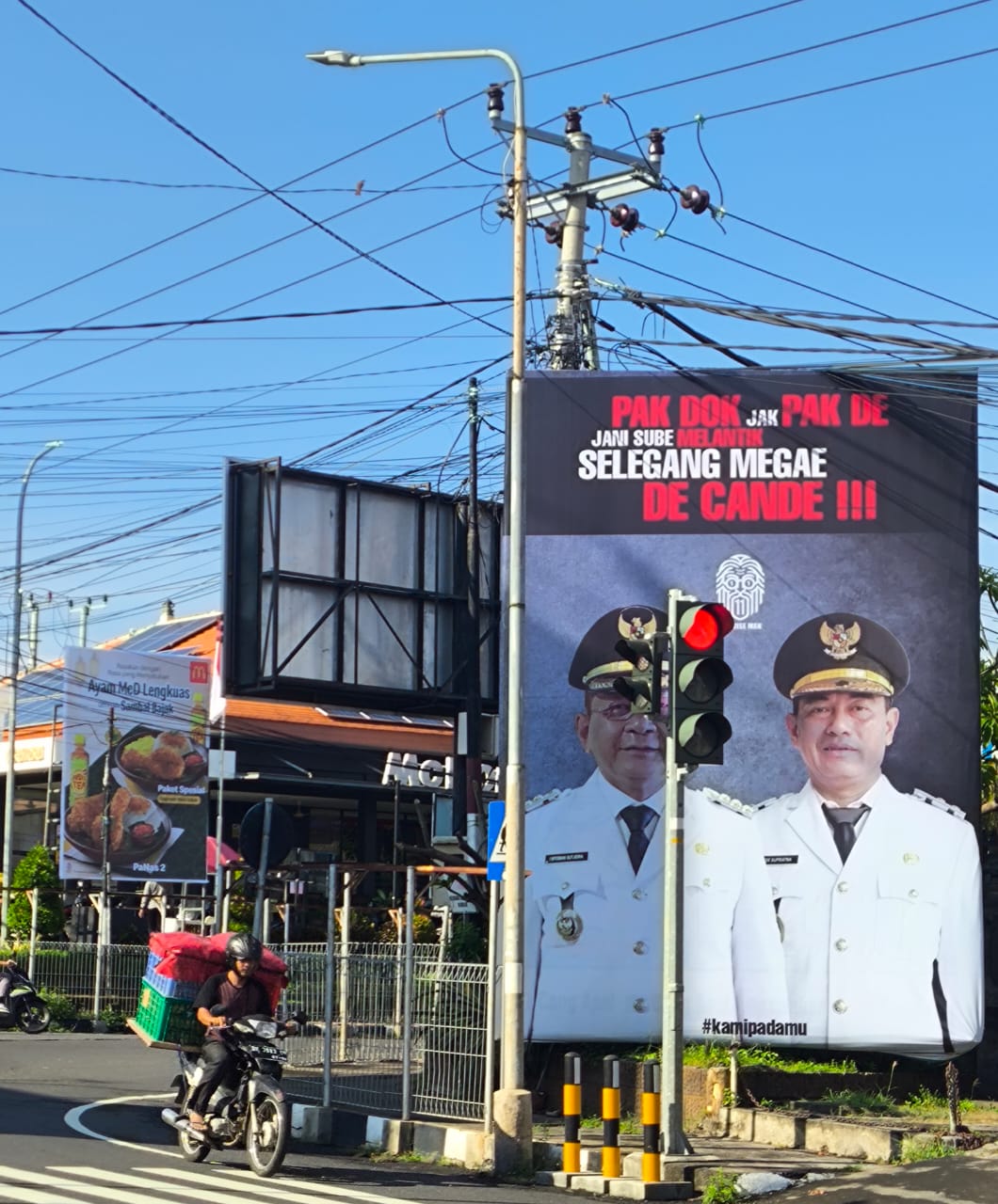 Pesan Nyeleneh melalui Bilboard untuk Bupati-Wakil Bupati di Buleleng yang baru dilantik
