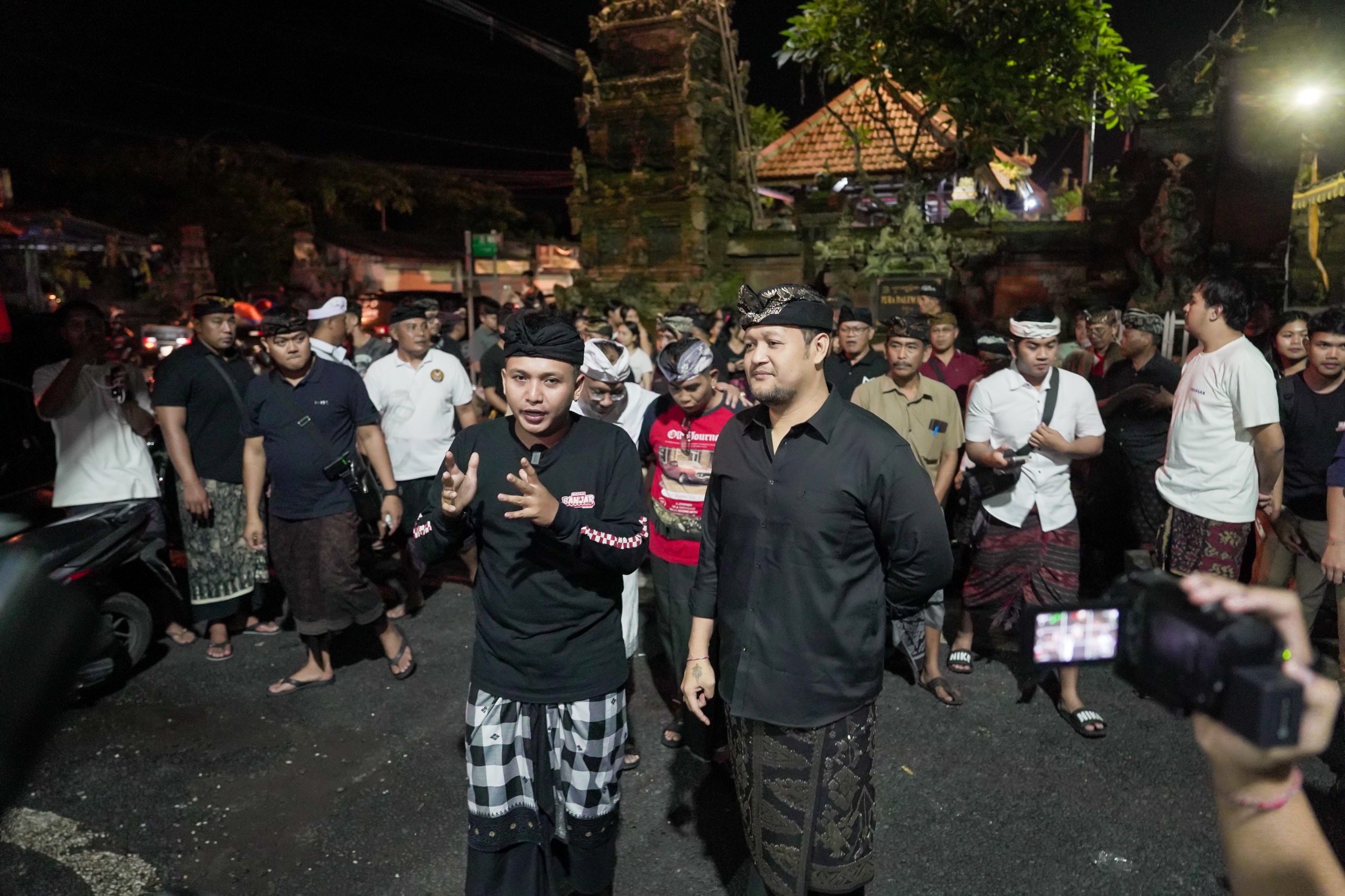 SIDAK: Wabup Alit Sucipta saat melaksanakan kegiatan Sidak Banjar di Banjar Serangan Desa Mengwi, Senin, (24/2).