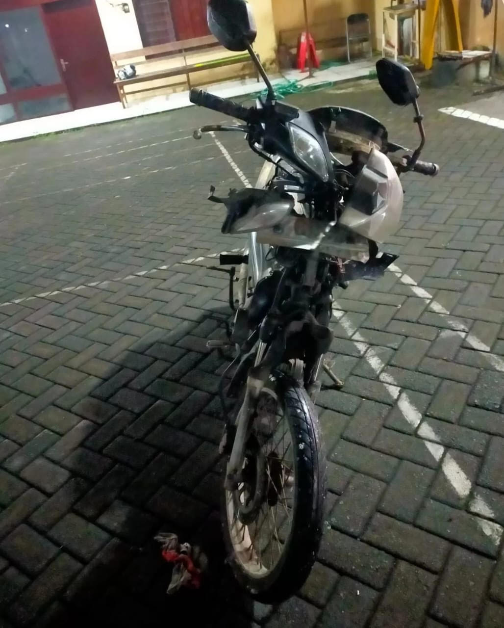 RINGSEK : Kondisi sepeda motor pedagang tahu usai menabrak truk trailer di Jalan Raya Taman, Geluran, Sidoarjo, Selasa (25/2) dini hari.