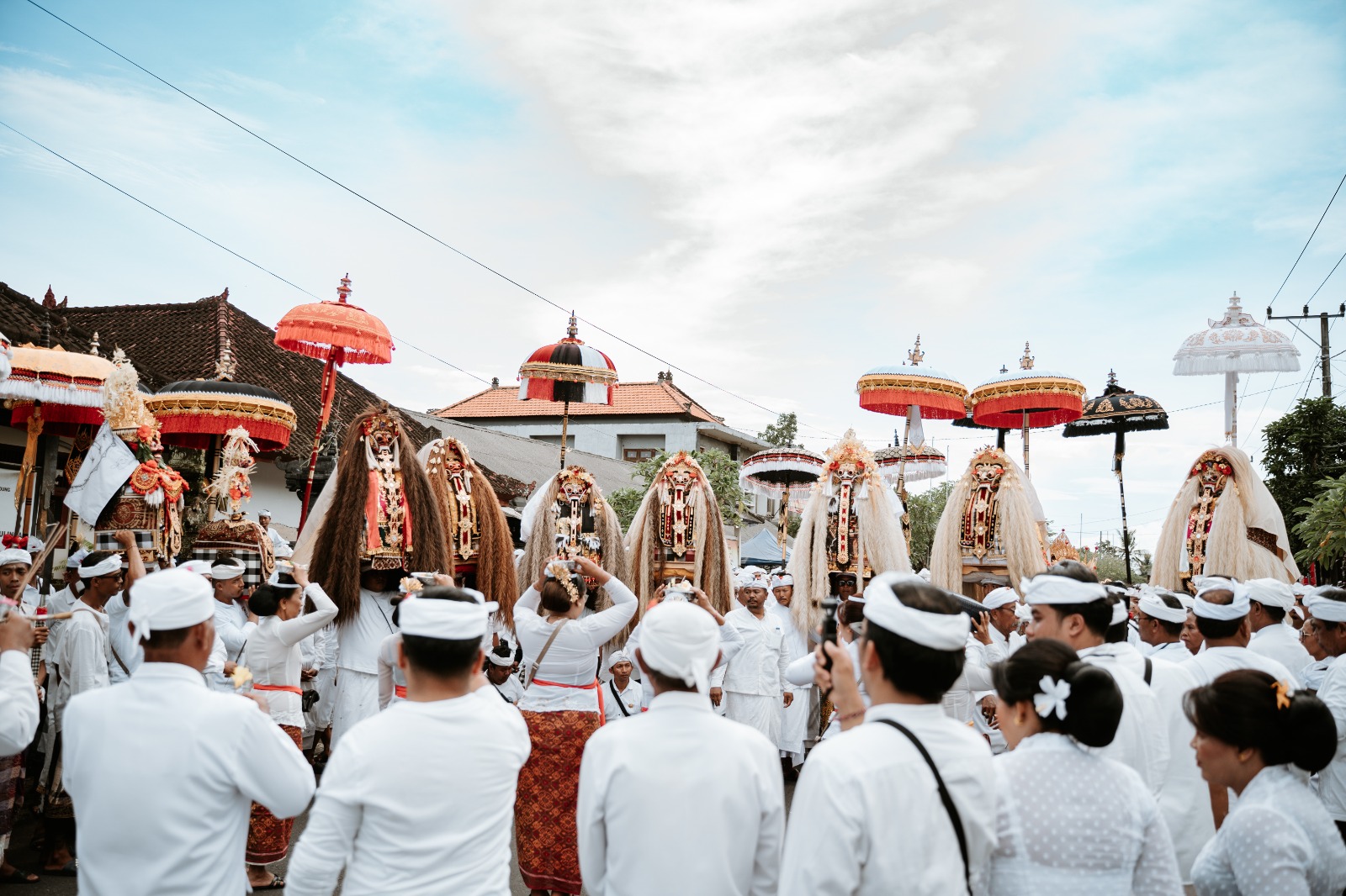 UPACARA : Upacara agama yang dilakukan oleh umat Hindu berkaitan dengan Tri Hita Karana.