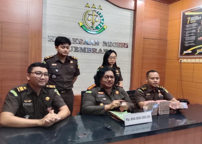 KEMBALI : Kajari Jembrana Salmonia Meyke Saliama saat menerima uang titipan pengganti dari pihak keluarga dan Penasehat Hukum terdakwa Gusti Ayu Kade Juli Astuti sebesar Rp 300 Juta, Rabu (26/2).